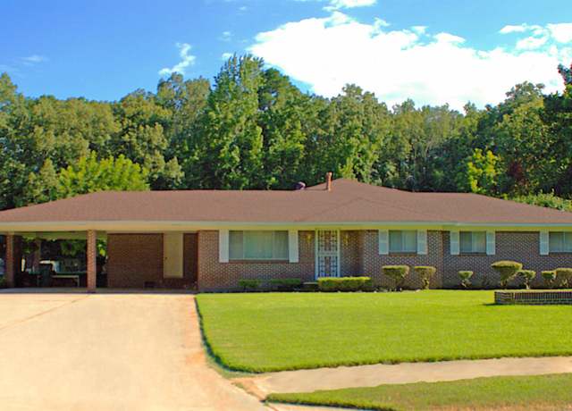 Property at 1212 E 34th Ave, Pine Bluff, AR 71601, 5 beds, 2.5 baths