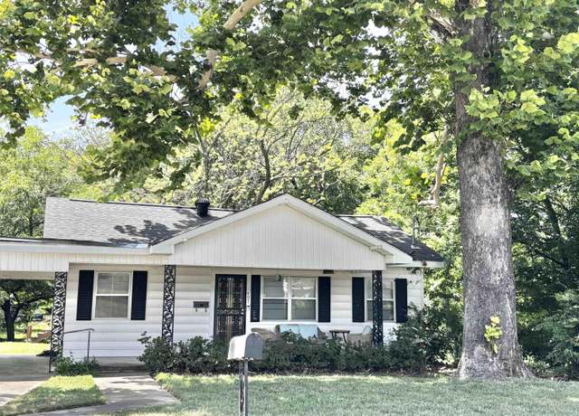Property at 407 N Oak St, Morrilton, AR 72110, 3 beds, 2 baths