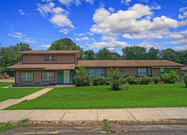 Property at 1418 W 2nd Pl, Russellville, AR 72801, 4 beds, 3 baths