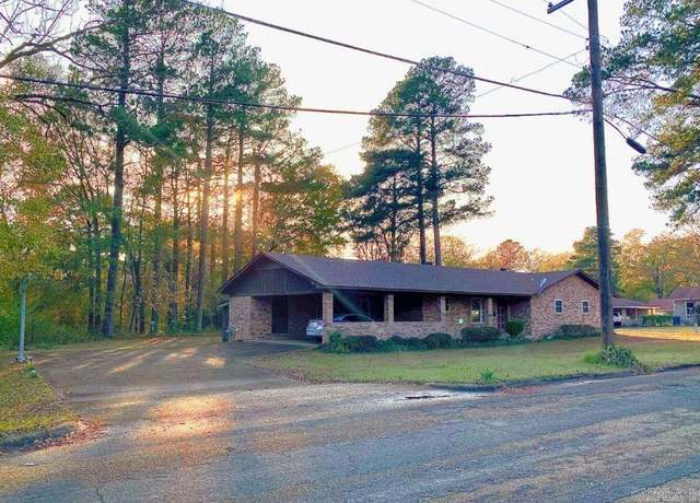 Property at 447 Pierce St, Camden, AR 71701, 3 beds, 2.5 baths