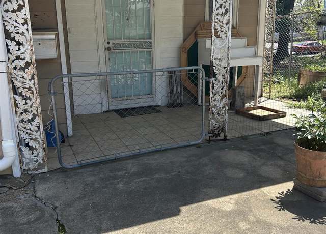 Property at 205 Brad St, Hot Springs, AR 71901, 3 beds, 2 baths