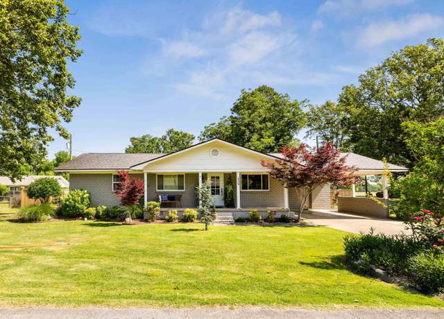 Property at 520 E 8 St, Lonoke, AR 72086, 3 beds, 2 baths