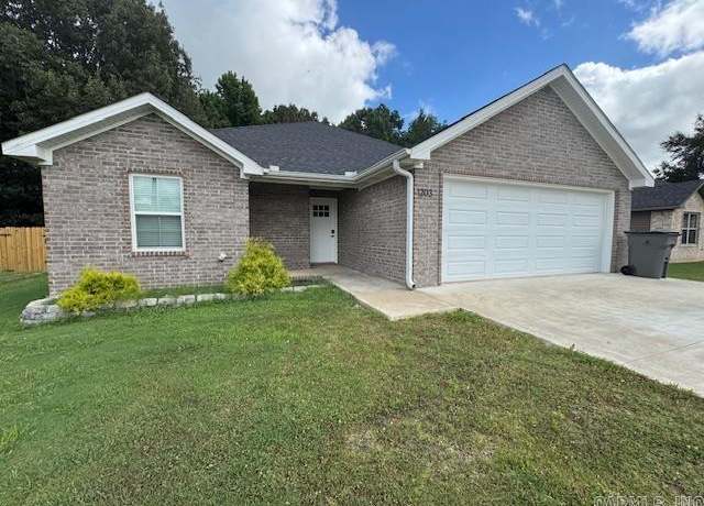 Property at 1203 William Hall Dr, Paragould, AR 72450, 3 beds, 2 baths