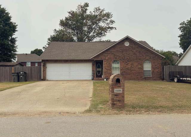 Property at 1608 S 10th St, Paragould, AR 72450, 3 beds, 2 baths