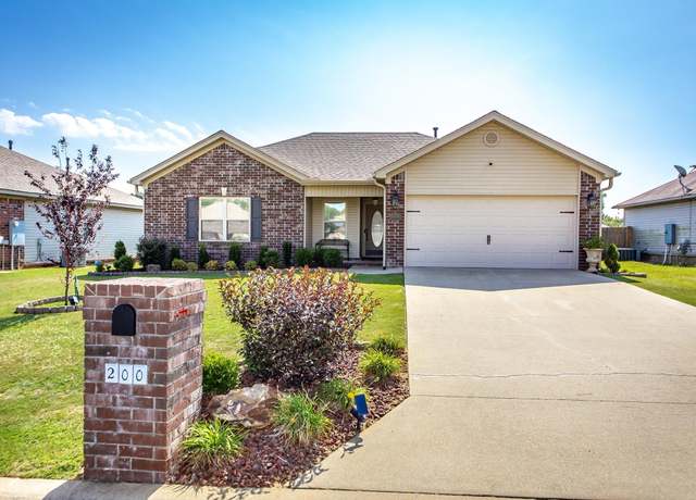 Property at 200 Spruce St, Jacksonville, AR 72076, 3 beds, 2 baths