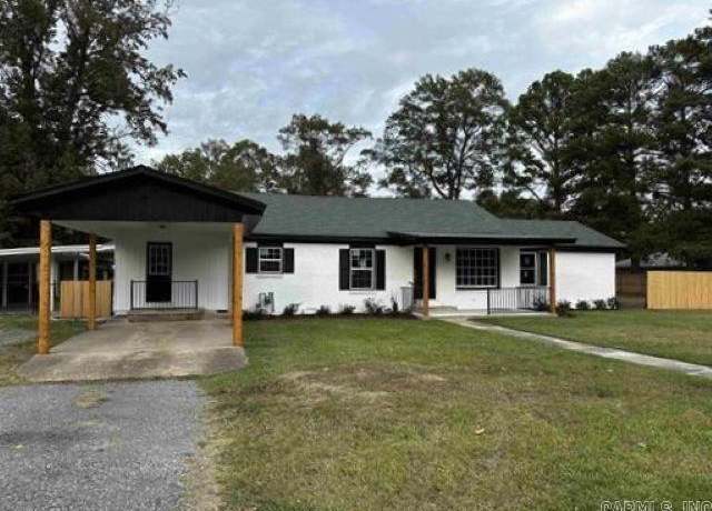 Property at 2205 W 34th Ave, Pine Bluff, AR 71603, 4 beds, 2 baths