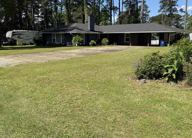 Property at 230 Berg Ave, Camden, AR 71701, 3 beds, 2 baths