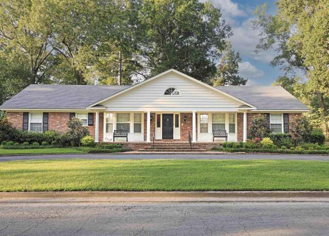 Property at 13 Jefferson Pl, Pine Bluff, AR 71603, 3 beds, 3 baths