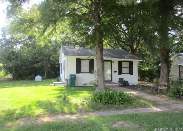 Property at 2002 S Maple St, Pine Bluff, AR 71601, 2 beds, 1 bath