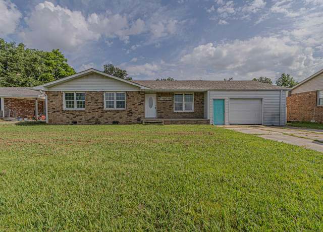 Property at 2303 E Lake St, Paragould, AR 72450, 3 beds, 3 baths