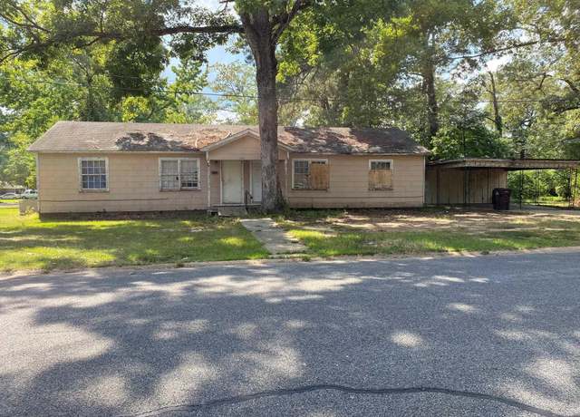 Property at 600 W 12th St, Crossett, AR 71635, 4 beds, 2 baths