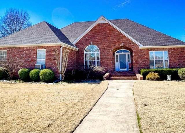 Property at 1800 Fairway Ln, Paragould, AR 72450, 4 beds, 3 baths