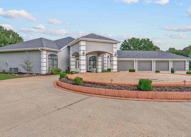 Property at 404 Foxfire Dr, Paragould, AR 72450, 4 beds, 2.5 baths