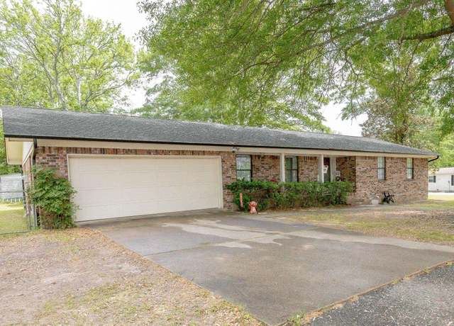 Property at 1521 Locust St, Malvern, AR 72104, 3 beds, 3 baths