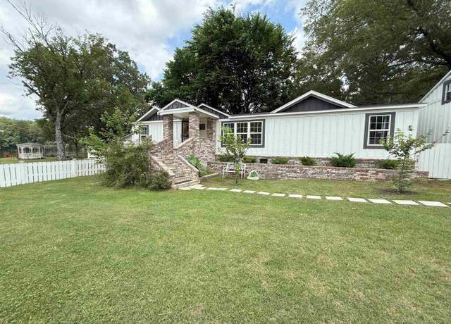 Property at 129 Mcclain St, Hot Springs, AR 71913, 3 beds, 2 baths