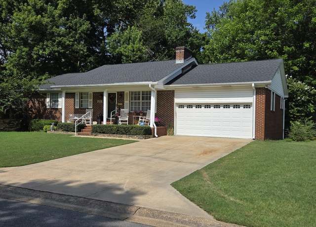 Property at 715 N Spruce, Searcy, AR 72143, 4 beds, 3 baths