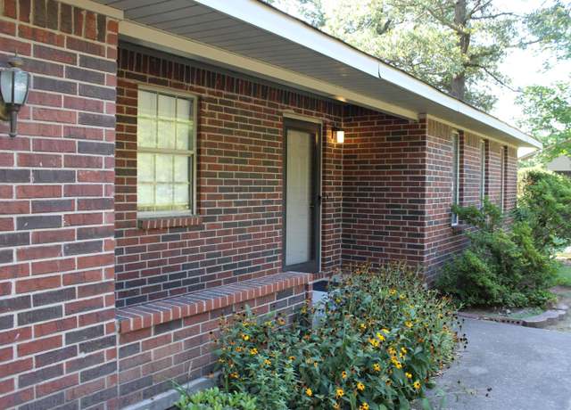 Property at 1305 Eric Dr, Paragould, AR 72450, 3 beds, 2 baths