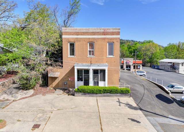 Property at 710 W Grand Ave, Hot Springs, AR 71913, 2 beds, 1.5 baths