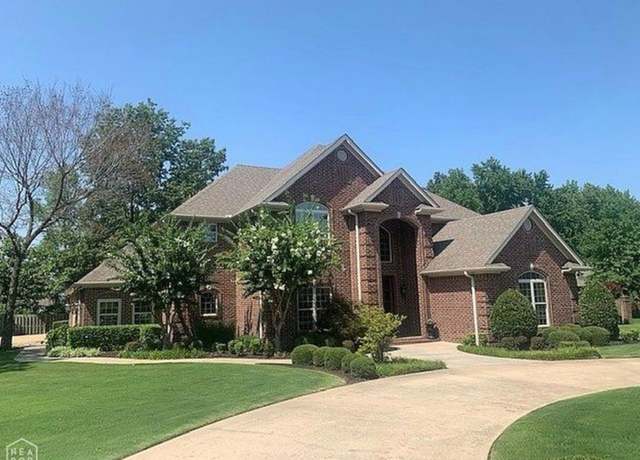 Property at 208 Dunwoody Dr, Jonesboro, AR 72404, 4 beds, 4.5 baths