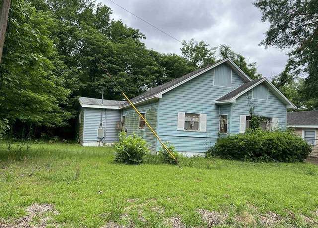 Property at 305 N Cypress St, Pine Bluff, AR 71601, 3 beds, 1 bath