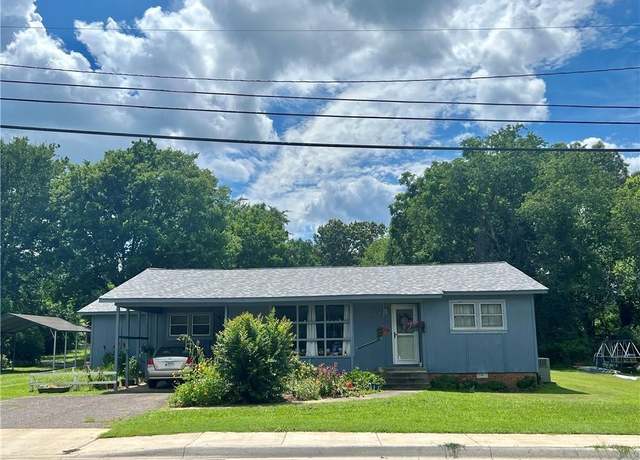 Property at 715 Montgomery St, Clarksville, AR 72830, 3 beds, 2 baths
