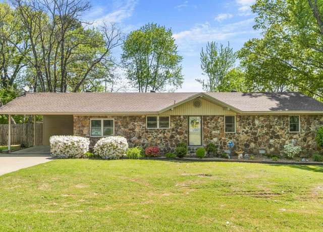 Property at 1404 Magee Dr, Searcy, AR 72143, 3 beds, 2 baths