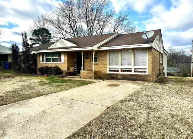 Property at 722 Locust St, Jonesboro, AR 72401, 3 beds, 1.5 baths