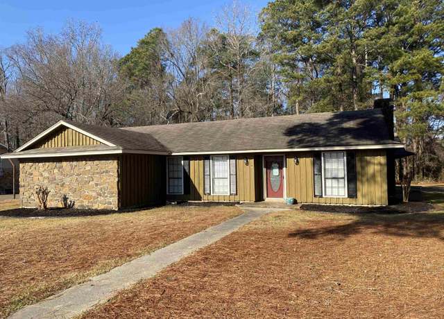 Property at 1500 Pecan St, Crossett, AR 71635, 5 beds, 2 baths