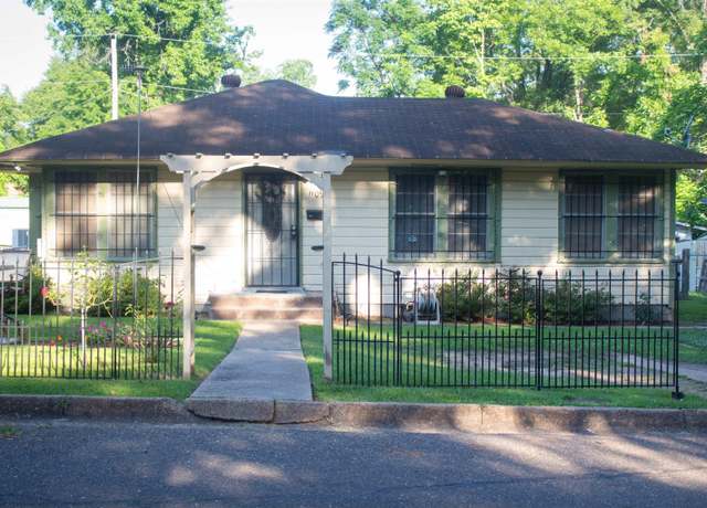Property at 1109 Garden St, Texarkana, AR 71854, 3 beds, 1 bath