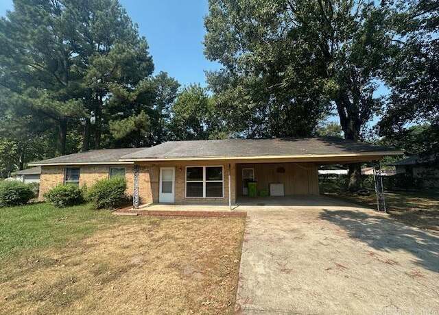 Property at 1204 S Center St, Lonoke, AR 72086, 3 beds, 1 bath