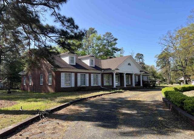 Property at 3700 S Olive St, Pine Bluff, AR 71603, 4 beds, 3.5 baths
