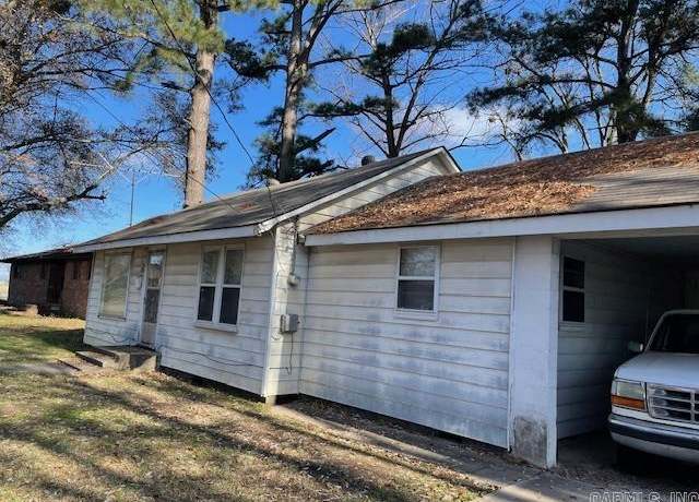 Property at 1004 N Maple St, Stuttgart, AR 72160, 3 beds, 1 bath