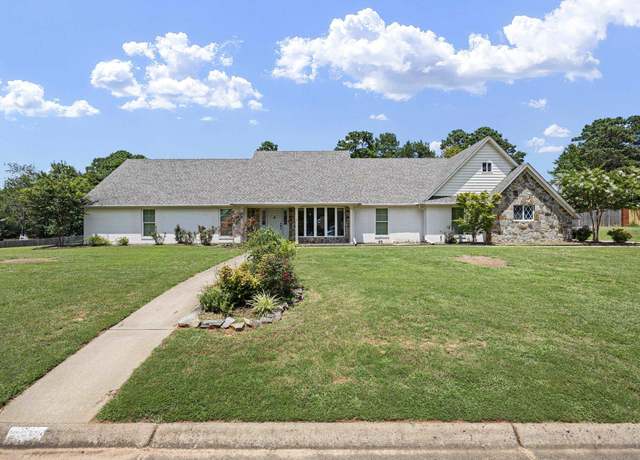 Property at 2916 Highland Dr, Russellville, AR 72802, 4 beds, 3.5 baths