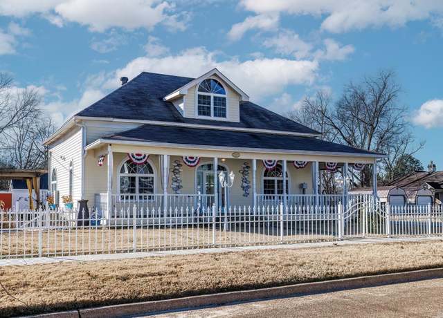 Property at 1043 Clinton St, Arkadelphia, AR 71923, 3 beds, 2.5 baths