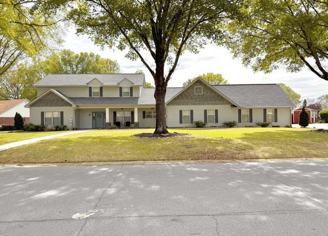 Property at 7 River Oaks Blvd, Searcy, AR 72143, 5 beds, 5 baths