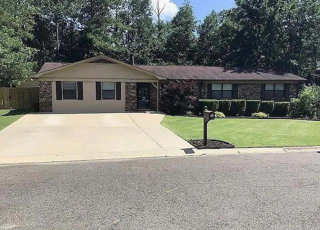 Property at 110 Scotch Ct, Hot Springs, AR 71913, 4 beds, 2 baths