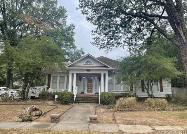 Property at 1103 S College St, Stuttgart, AR, 3 beds, 2 baths