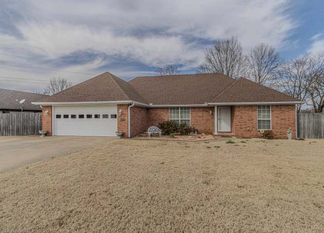 Property at 3205 Stonegate Dr, Paragould, AR 72450, 3 beds, 2 baths