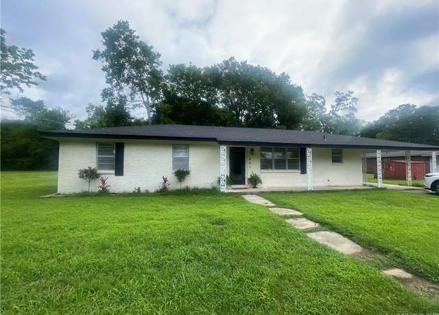 Property at 401 Walnut St, Clarksville, AR 72830, 3 beds, 2 baths