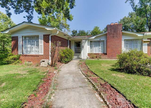 Property at 410 Crestwood St, Hot Springs, AR 71913, 3 beds, 2 baths
