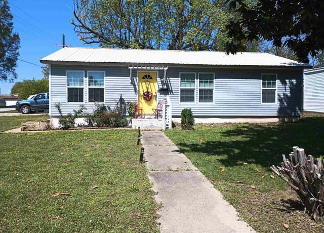 Property at 911 W Park St, Paragould, AR 72450, 3 beds, 1 bath