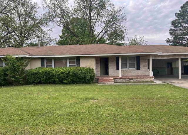 Property at 190 E Poplar St, Piggott, AR 72454, 3 beds, 1.5 baths