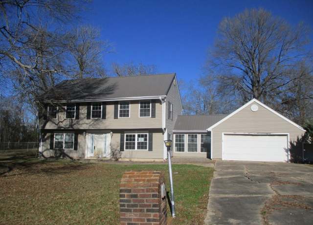 Property at 25 Fairview Dr, Mcgehee, AR 71654, 4 beds, 2.5 baths