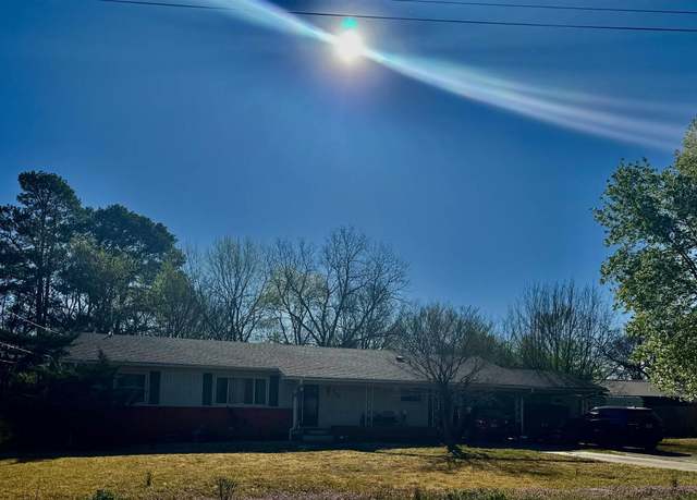 Property at 504 N Montgomery St, Clarksville, AR 72830, 4 beds, 2.5 baths