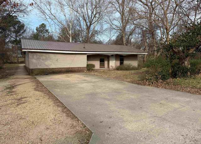 Property at 686 N 2nd Ave, Piggott, AR 72454, 3 beds, 2.5 baths