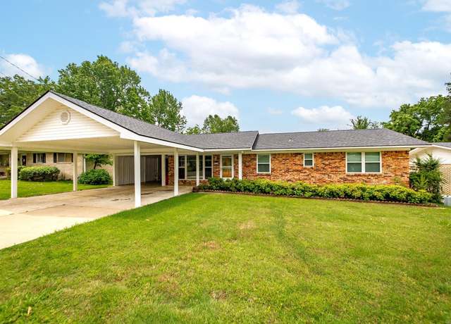 Property at 111 Camellia St, Hot Springs, AR 71913, 3 beds, 1.5 baths