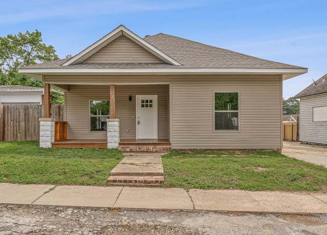 Property at 617 S 7th St, Paragould, AR 72450, 3 beds, 2 baths