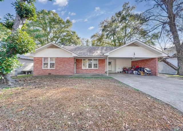 Property at 715 W Stilwell St, De Queen, AR 71832, 3 beds, 2.5 baths