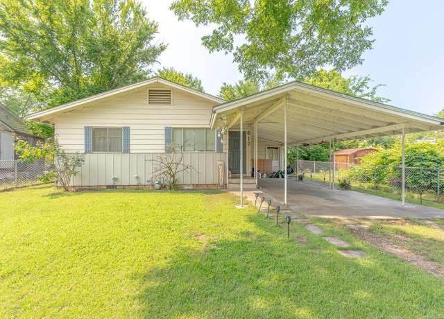 Property at 612 E E St, Russellville, AR 72801, 3 beds, 2 baths