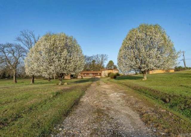 Property at 130 S Persimmon St, Hot Springs, AR 71901, 3 beds, 1.5 baths